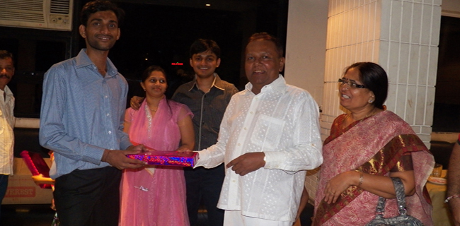 Winner recieving prize from honorable guest